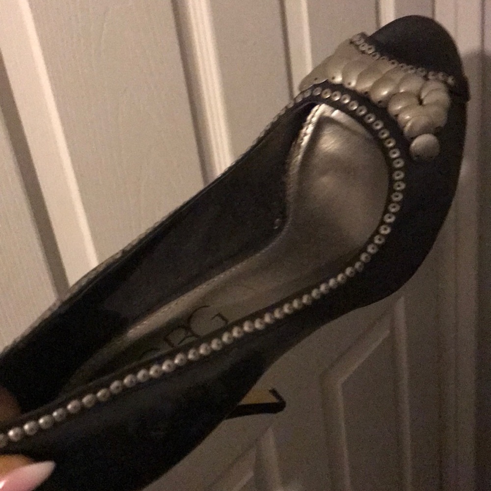 BCBG. Heel 4” black with silver accents